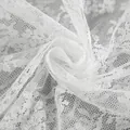 Détail du tissu en dentelle florale blanche élégante avec maille délicate pour jupe en A - S / Blanc