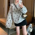 Vista dettagliata di un maglione grigio vintage a pois da donna per un look autunnale. - Taglia unica / Top / Grigio