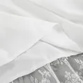 Vue détaillée du motif en dentelle blanche sur une jupe trapèze élégante en mesh - S / Blanc