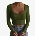 Détail d'un crop top moulant vert olive à col rond dégagé et manches longues côtelé - Vert Militaire