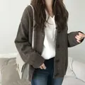 Vista detallada de cárdigan de punto marrón para mujer con botones y textura suave. - Talla única / Tops / Marrón Oscuro