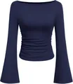 Detail van een donkerblauw T-shirt met boothals, rimpels en uitlopende mouwen. - S / Tops / Lange mouwen / Marineblauw