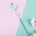 Bacchetta per gatti azzurra con pompon in pelliccia di coniglio e manico glitterato. - Blu