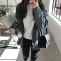 Cárdigan de punto gris con camiseta blanca y jeans negros para un look otoñal chic - Talla única / Tops / Gris