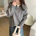 Maglione casual grigio in maglia con mezza zip, colletto polo, ricamo e vestibilità ampia - Taglia unica / Top / Grigio