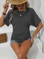 Vista dettagliata di un'elegante t-shirt grigio scuro con vita arricciata da donna - Taglia S / Top / Grigio scuro