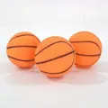 Set mit drei kleinen orangefarbenen Basketball-Quietschspielzeugen für Hunde aus Vinyl - Quietschender Basketball / Zufällige Farbe