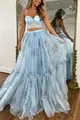 Dettaglio completo due pezzi azzurro a fiori con top stringato e gonna lunga a balze. - Taglia S / Top E Pantaloni / Azzurro
