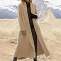 Elegante abrigo largo de lana beige en un pintoresco paisaje de montaña invernal - S / Tops / Caqui