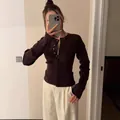 Stylischer, schmal geschnittener gerippter Strickcardigan in Dunkelbraun mit Knöpfen - S / Oberteile / Kaffeebraun