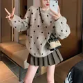 Primo piano di un maglione retrò a pois su una modella durante un selfie allo specchio - Taglia unica / Top / Kaki