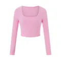 Vue de face d'un crop top rose à manches longues et col rond large en maille côtelée - Rose