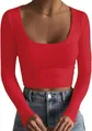 Détail d'un crop top rouge à col rond dégagé, manches longues et texture côtelée. - Rouge