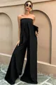 Eleganter trägerloser schwarzer Jumpsuit mit Faltenfront und weitem Beinschnitt. - S / Kleider / Schwarz