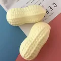 Realistisch rubberen piepend kauwspeeltje in pindavorm voor honden gebitsreiniging en spel - Piepende Rubber Pinda (13x6cm) / Beige
