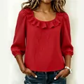Detail van een elegante rode blouse met vierkante hals, ruches en gepofte mouwen. - Rood