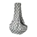 Bolso de hombro portátil para mascotas con diseño de cuadros grises y blancos - Patrón de Tablero de Ajedrez Gris y Blanco (Con Bolsillo para Teléfono)