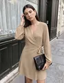 Vestido cruzado beige elegante con cuello en V y mangas abullonadas en la calle - S / Vestidos / Caqui