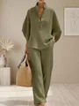 Vue détaillée de l'ensemble vert olive en maille gaufrée avec haut boutonné et large - Vert Militaire