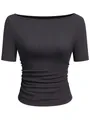 Detailopname van een antraciet ribgebreide top met een stijlvolle boothals en zijplooien. - S / Tops / T-Shirts / donkergrijs