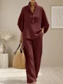 Vue détaillée de la texture maille gaufrée bordeaux de cet ensemble loungewear chic. - Bordeaux