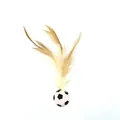 Detailaufnahme eines Katzenspielzeug-Balls mit Fußballmuster und langen Naturfedern - Feder Fußball / S