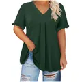 Detalle de blusa informal verde oscuro con cuello en V, mangas con volantes y pliegue frontal - Verde