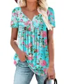 Vista detallada de una blusa de manga corta con estampado floral y cuello henley con botones - 1XL / Tops / Azul lago