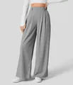 Detailansicht der grauen Hose mit hoher Taille, weitem Bein, Bundfalten und fließender Passform - S / Unterteile / Hellgrau Weiß