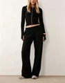 Detailansicht des schwarzen Kapuzenjacken- und weiten Hosen-Sets für Damen im Set - S / Oberteil und Hose / Schwarz