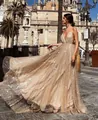 Impresionante vestido largo de lentejuelas doradas con escote en V y falda fluida. - S / Vestidos / Dorado