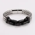 Détail macro d'un bracelet homme en acier inoxydable avec chaîne argentée et maillons noirs - 12mm*22cm / Noir Acier