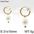 Créoles dorées de style français avec pendentifs en perles de nacre - Large Gold Style (KE96726-Z)