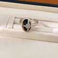 Nahaufnahme eines silbernen Vintage-Rings mit Tigerauge und einem Zirkonia-Stern-Detail - offener Ring / Hellkaffeegold