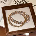 Detailaufnahme eines champagnerfarbenen Perlenarmbands mit Kristall-Spacerperlen - Rosa Zweiteiliges Set (HB7123)