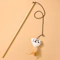 Dettaglio di un bastoncino per gatti con manico in legno, corda elastica e piume - Stile Topo Cuore / Confezione OPP individuale