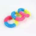 Bunte quietschende Hundekauspielzeug Ringe mit Noppen für Welpen Zahnreinigung und Pflege - Dreifarbiger Stachelring / Zufällige Farbe / Mehrfarbig