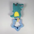 Giocattolo di peluche cigolante a forma di coccodrillo con anello da dentizione blu - Pentagramma in Striscia di Tessuto Coccodrillo