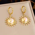 Detailaufnahme der vergoldeten Vintage-Ohrringe mit Sonnen- und Mond-Motiv in Rosa - Sonne Mond Tropfen Ohrringe (E6449) / Gold Rosa