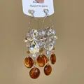 Vue détaillée des boucles d'oreilles fleur en zircon Maillard avec pendentifs marrons - Boucles d'Oreilles Gland Palais Rétro / Café-Argent