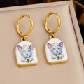 Gros plan de boucles d'oreilles vintage en arche avec illustration de chat coloré - Motif Chat (E6459)