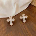 Vue détaillée des boucles d'oreilles fleurs en zircon plaqué or 18k avec perle centrale. - Tige en Argent-Or-Blanc
