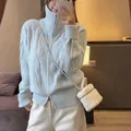 Cárdigan de punto trenzado azul claro de calidad con cuello alto y doble cremallera - Talla única / Tops / Azul claro