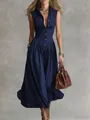 Detailoverzicht van een elegante mouwloze maxi-jurk in marineblauw met gouden knopen - S / Dresses / Donkerblauw