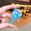 Detailweergave van een blauwe lolly olie gevulde drijfzand shaker sleutelhanger met sneeuwvlok. - Zonder Sleutelhanger (1 Stuk) / Blauwe Lichtgevende Lolly