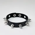 Bracciale in pelle nera stile punk con borchie coniche argentate e bottoni a pressione. - Stile Bottone a Pressione con Punte (13) / Nero