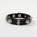 Bracciale punk in pelle nera con teschi argentati e borchie a cono metalliche. - Stile Teschio con Borchie (14) / Nero