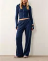 Detailansicht eines dunkelblauen Rippstrick-Kapuzenpullovers und einer weiten Hose - S / Oberteil und Hose / Marineblau