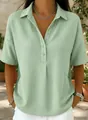 Gros plan d'un polo à manches courtes en maille gaufrée pour femme en vert menthe - Vert clair