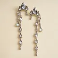 Elegantes pendientes de flecos plateados con colgantes de gota de cristal brillante. - Plata (Pin de plata)